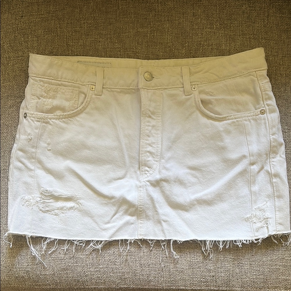 Zara White Denim Mini Skirt with Frayed Hem- size large ✨☀️☀️☀️☀️☀️☀️☀️☀️☀️